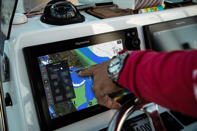 Por que a tela da Raymarine não perde a sensibilidade com água Entenda essa tecnologia